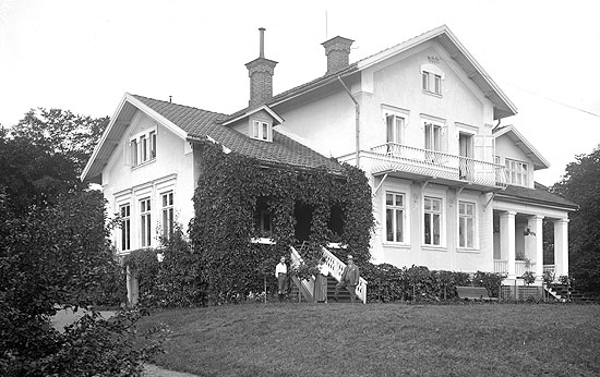 NÖJ trafikchefsbostad i Finspång omkring 1930. På bilden trafikchefen Eric Malcolm Lindgren