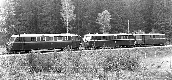Linjebild med rälsbussarna NÖJ Y 258 + 259 samt TÖJ Post- och resgodssläp DF 24 år 1944