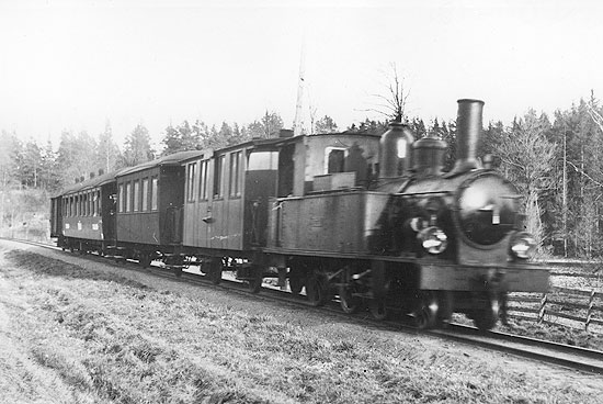 NÖJ ånglok nummer 7 eller 8 med ett persontåg på linjen vid Finspång på 1920 talet