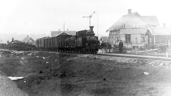 Norra Björke station omkring 1920. ett blandat tå på väg mot Nossebro står inne på stationen