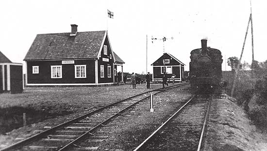 Ledbergskulle station. Lok nummer 1 gör uppehåll vid stationen. Foto omkring 1916