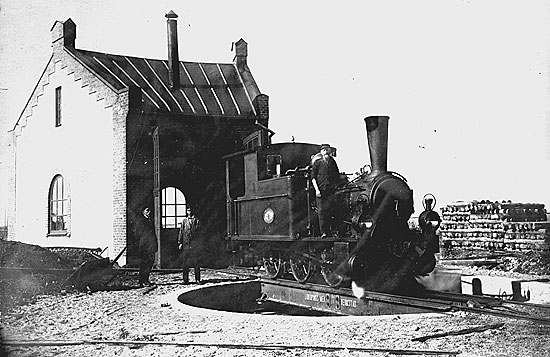 VSBJ lok nummer 2 på vändskivan framför stallet i Väderstad 1914